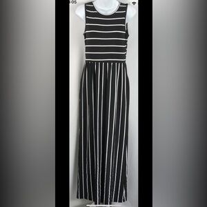Hount Chic Striped Sleeveless Maxi Dress